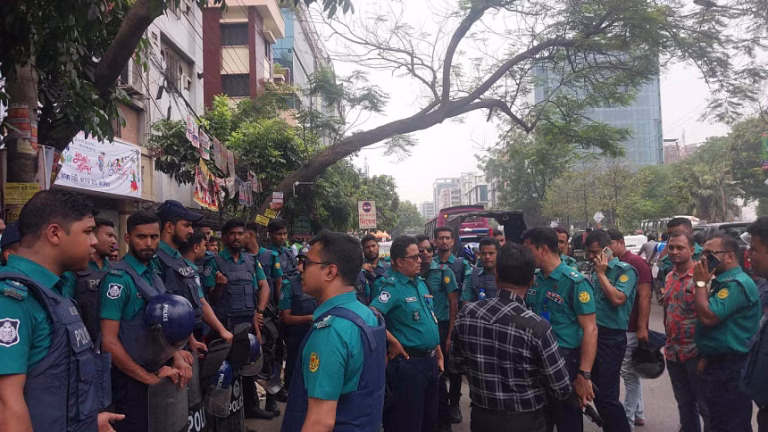 Dhaka College, City College students clash at Science Lab
